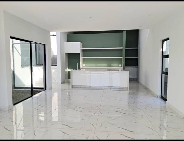 4 BEDROOM HOUSE FOR SALE IN PALM LAKES ESTATE